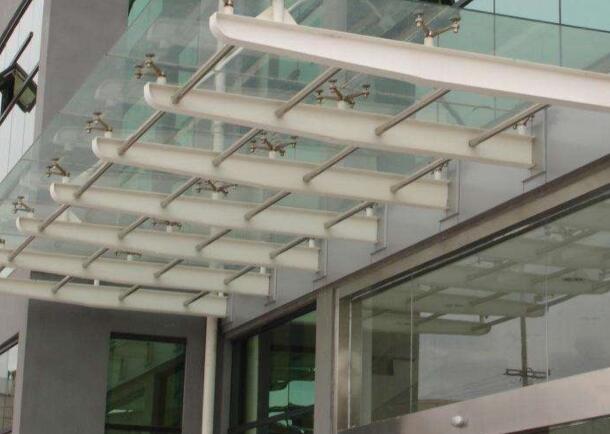 對于那些鋼結(jié)構(gòu)的一些建筑比如雨棚的施工中應該注意些什么