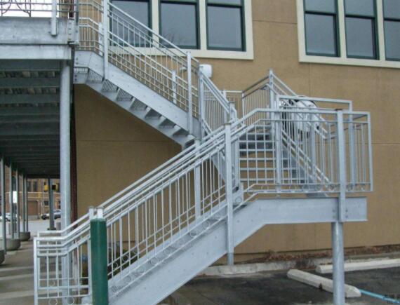 對于消防樓梯的建造過程中 運(yùn)用鋼結(jié)構(gòu)如何來做